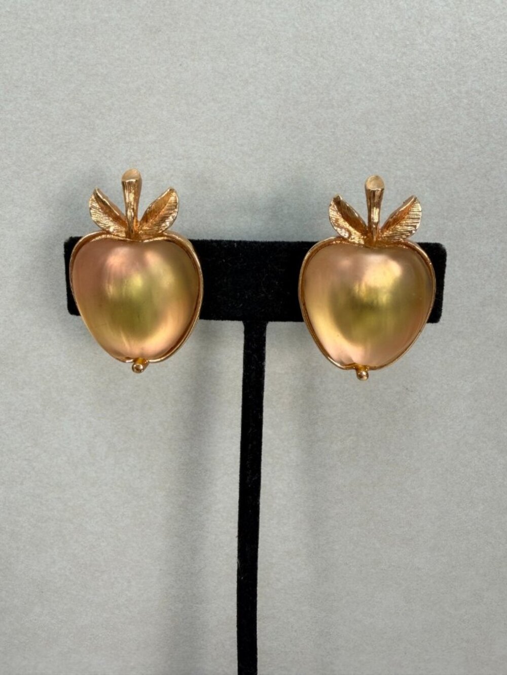Sarah Coventry Signed Lucite Cabochon Gold Toned Apple Clip On Earrings - Picture 1 of 10